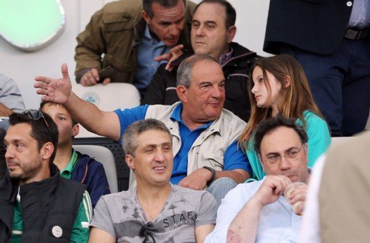 Χαλαρός, με κοντομάνικο, σε σχολική γιορτή ο Καραμανλής [εικόνες] | iefimerida.gr 1