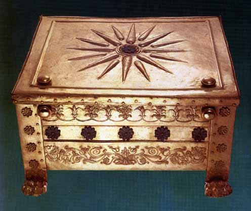 Οταν ο Κωνσταντίνος Καραμανλής έσκυβε συγκινημένος πάνω από τον τάφο του Φιλίππου, στη Βεργίνα [εικόνες] | iefimerida.gr 0