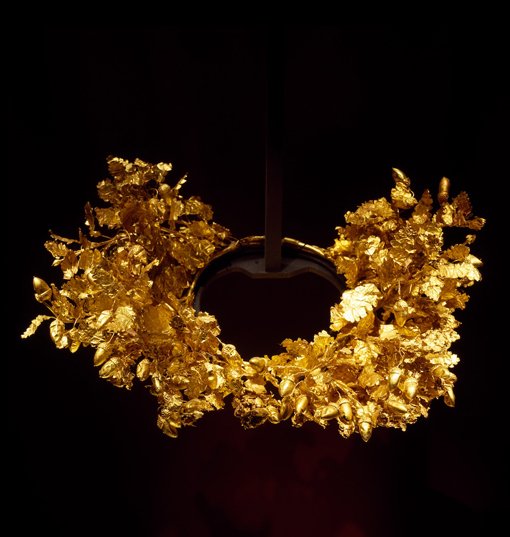 Οταν ο Κωνσταντίνος Καραμανλής έσκυβε συγκινημένος πάνω από τον τάφο του Φιλίππου, στη Βεργίνα [εικόνες] | iefimerida.gr 1