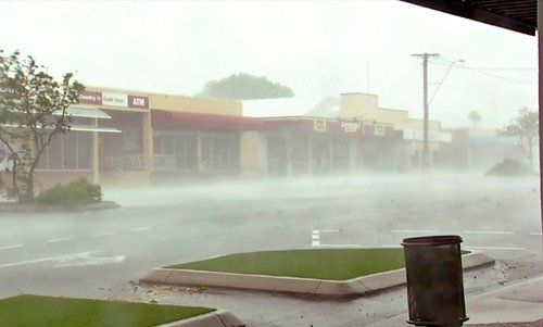 Σάρωσε ο τυφώνας «Nτέμπι» την Αυστραλία -Καρχαρίας ξεβράστηκε στον δρόμο [εικόνες] | iefimerida.gr 0