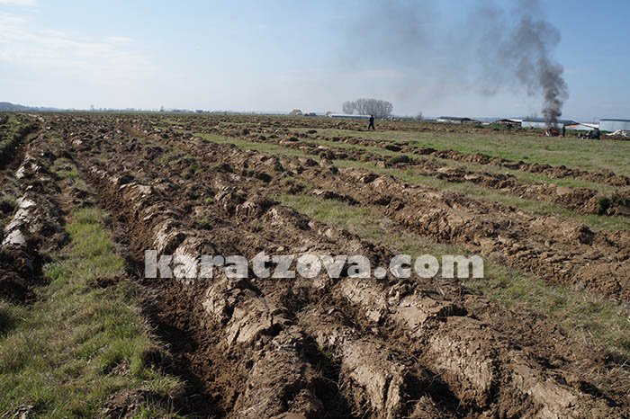 Κάτοικοι της Πέλλας όργωσαν τη γη για να μη στηθούν σκηνές προσφύγων -Ακατάλληλος πλέον ο χώρος [εικόνες] | iefimerida.gr 2