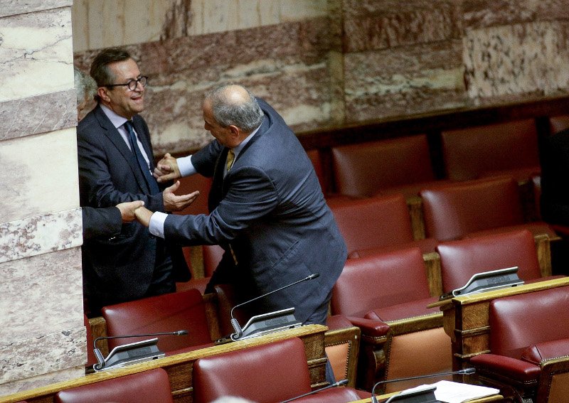  Ο Καραμανλής πηδάει τα έδρανα της βουλής και τον κρατάει ο Νικολόπουλος [εικόνες] | iefimerida.gr 0