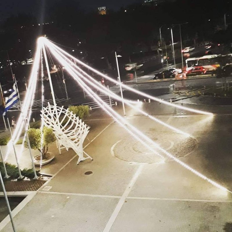 Φωτισμένο καραβάκι στο δημαρχείο Θεσσαλονίκης (Φωτογραφία: thestival @Facebook/Alexandros Barbounakis)