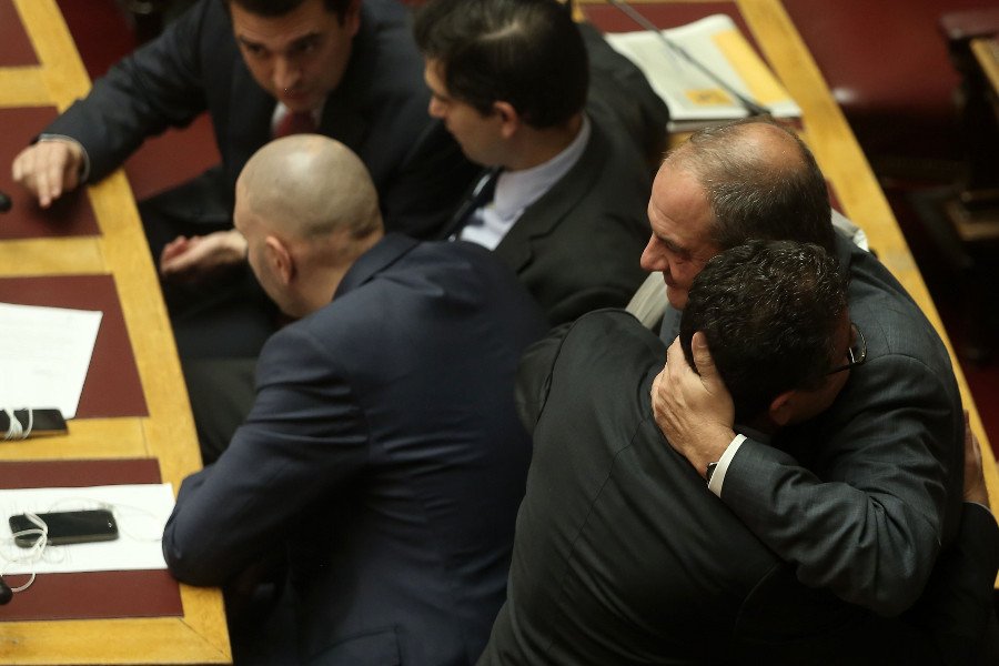 Aγνώριστος ο Καραμανλής στη Βουλή: Χαϊδεύει αυτιά βουλευτή, μοιράζει αγκαλιές, ξεκαρδίζεται [εικόνες] | iefimerida.gr 0