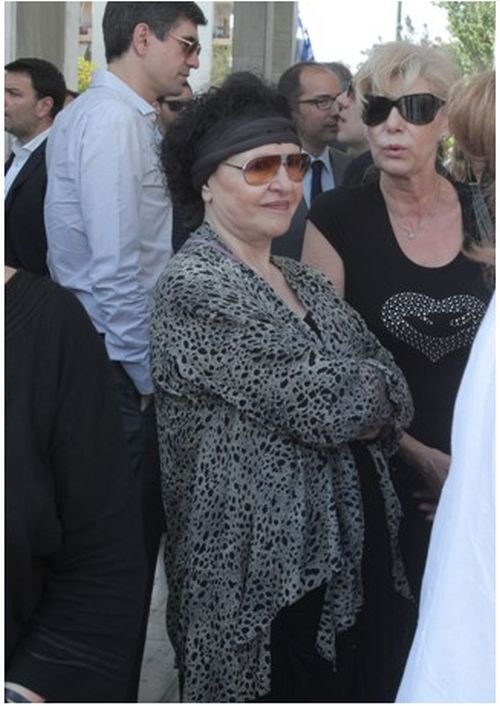 Το τελευταίο αντίο στον αγαπημένο Κώστα Καρρά στο Α' Νεκροταφείο [εικόνες + βίντεο] | iefimerida.gr 4