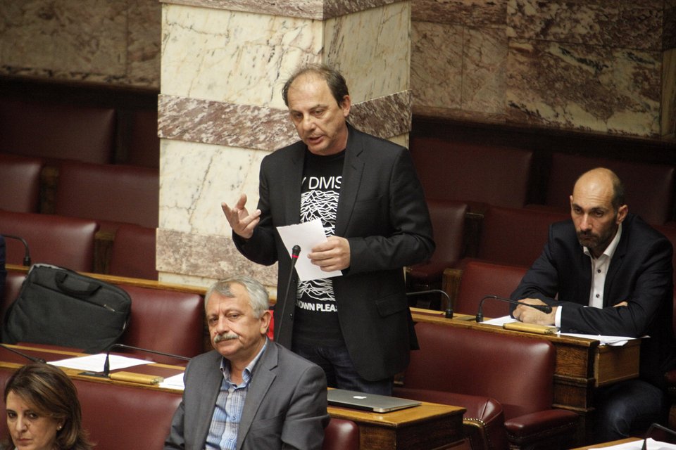 Βουλευτής του ΣΥΡΙΖΑ πήγε στην Ολομέλεια με T-shirt ροκ συγκροτήματος [εικόνες] | iefimerida.gr 1