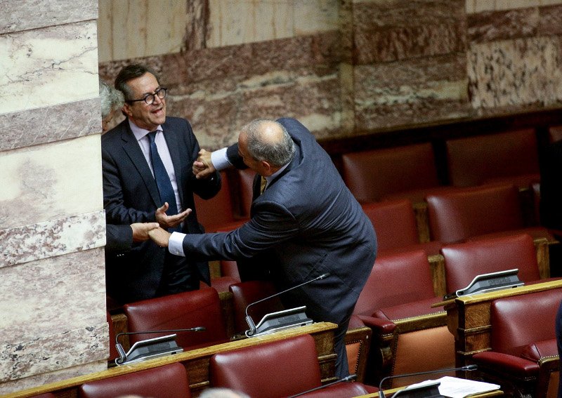  Ο Καραμανλής πηδάει τα έδρανα της βουλής και τον κρατάει ο Νικολόπουλος [εικόνες] | iefimerida.gr 1