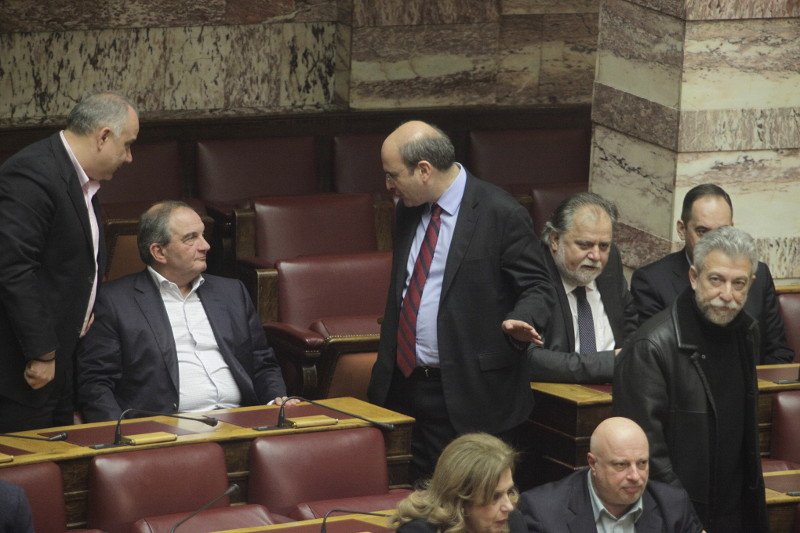 Ούτε βλέμμα δεν αντάλλαξαν Καραμανλής-Σαμαράς [εικόνες] | iefimerida.gr 4