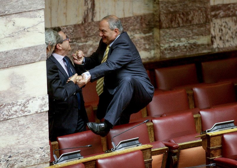  Ο Καραμανλής πηδάει τα έδρανα της βουλής και τον κρατάει ο Νικολόπουλος [εικόνες] | iefimerida.gr 2