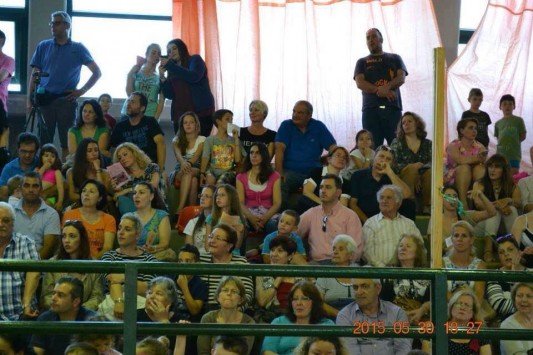 Χαλαρός, με κοντομάνικο, σε σχολική γιορτή ο Καραμανλής [εικόνες] | iefimerida.gr 0