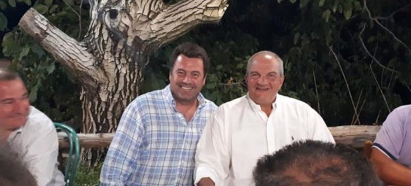 Χαλαρός και μαυρισμένος σε ταβέρνα στη Λευκάδα ο Κώστας Καραμανλής [εικόνες] | iefimerida.gr 2