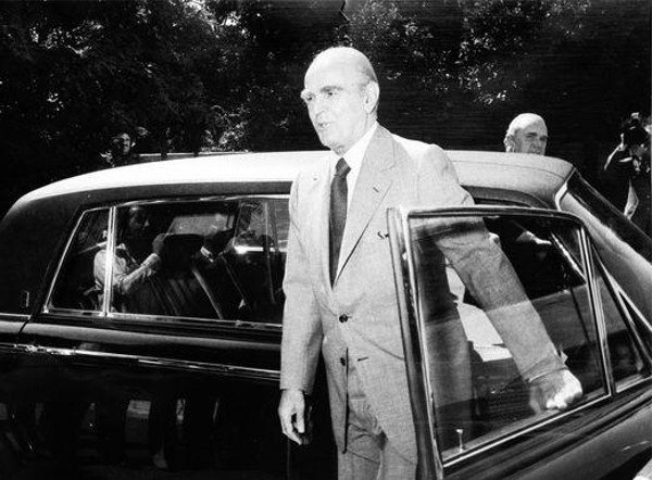 Γιατί ο Τσίπρας αναγκάστηκε να αφήσει την αγαπημένη θέση του συνοδηγού και η ομοιότητά του με τον γέρο Καραμανλή [εικόνες] | iefimerida.gr 6