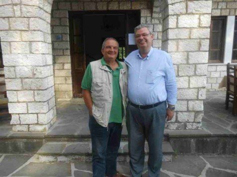 Ο... χαλαρός Κώστας Καραμανλής φωτογραφίζεται με φίλους σε χωριό της Ηπείρου [Εικόνες] | iefimerida.gr 0