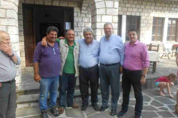 Ο... χαλαρός Κώστας Καραμανλής φωτογραφίζεται με φίλους σε χωριό της Ηπείρου [Εικόνες] | iefimerida.gr 1
