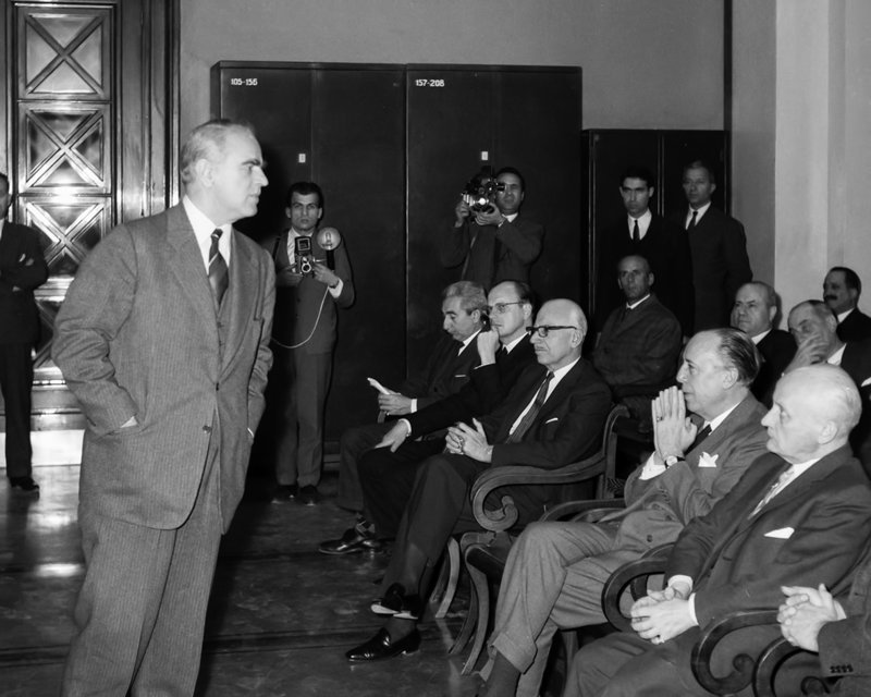 Ο Πρωθυπουργός Κωνσταντίνος Καραμανλής σε επίσκεψή του στην Τράπεζα της Ελλάδος, προκειμένου να παρακολουθήσει ειδική προβολή φωτεινών διαγραμμάτων των οικονομικών εξελίξεων της χώρας (1962)