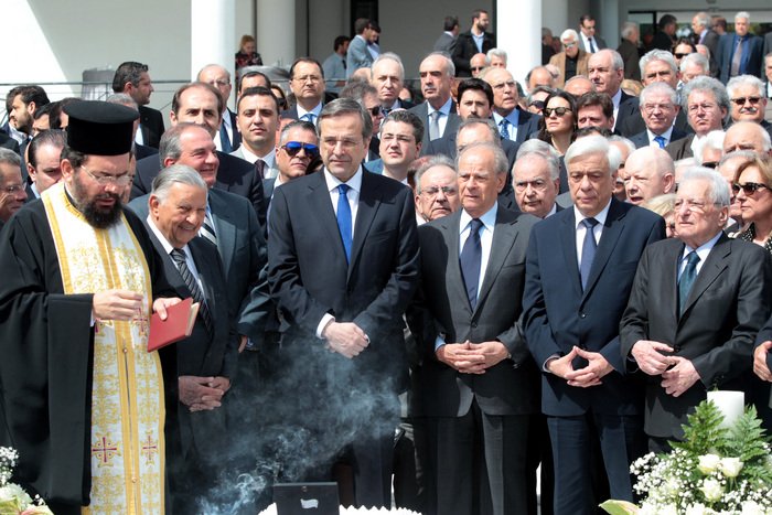 Η θερμή χειραψία Σαμαρά-Καραμανλή [εικόνες] | iefimerida.gr 1