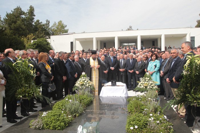 Η θερμή χειραψία Σαμαρά-Καραμανλή [εικόνες] | iefimerida.gr 2