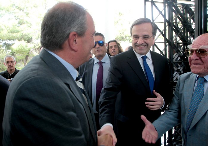 Η θερμή χειραψία Σαμαρά-Καραμανλή [εικόνες] | iefimerida.gr 3