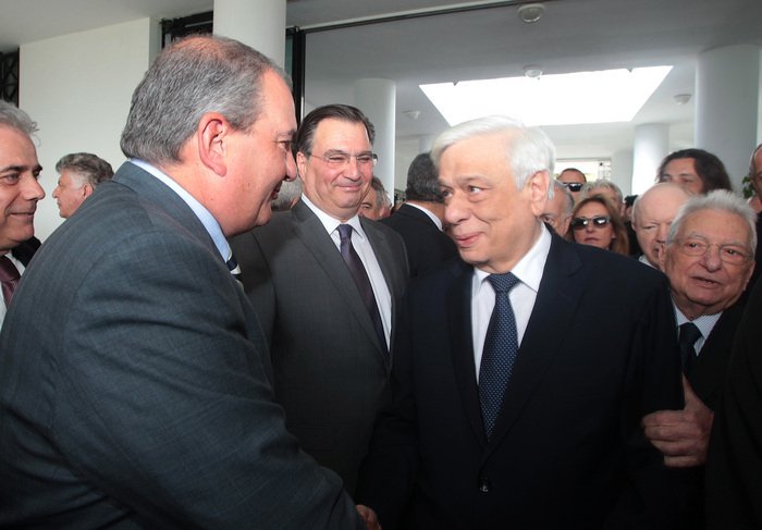 Η θερμή χειραψία Σαμαρά-Καραμανλή [εικόνες] | iefimerida.gr 4