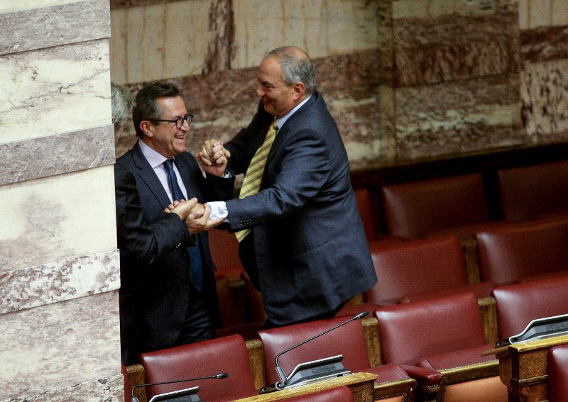  Ο Καραμανλής πηδάει τα έδρανα της βουλής και τον κρατάει ο Νικολόπουλος [εικόνες] | iefimerida.gr 4