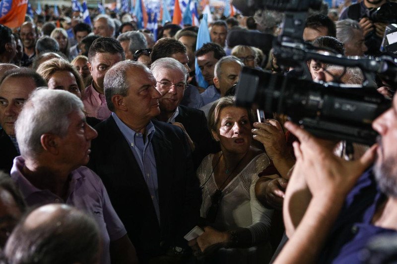 Καραμανλής και Σαμαράς στο πλάι του Μεϊμαράκη στην Ομόνοια [εικόνες] | iefimerida.gr 1