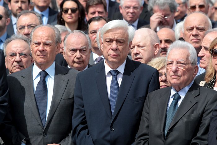 Η θερμή χειραψία Σαμαρά-Καραμανλή [εικόνες] | iefimerida.gr 0