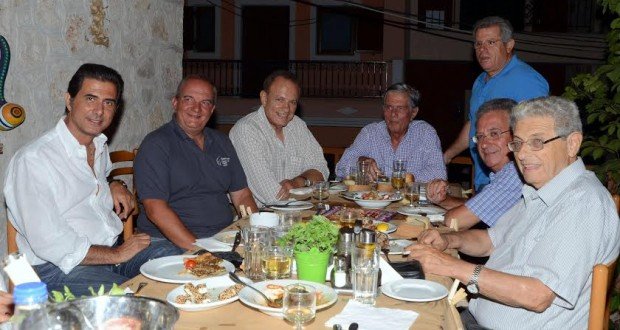 Οι διακοπές του Καραμανλή στη Λευκάδα -Μαυρισμένος, με τη Νατάσα δίπλα του [εικόνες] | iefimerida.gr 0