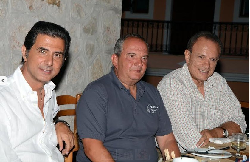 Οι διακοπές του Καραμανλή στη Λευκάδα -Μαυρισμένος, με τη Νατάσα δίπλα του [εικόνες] | iefimerida.gr 1