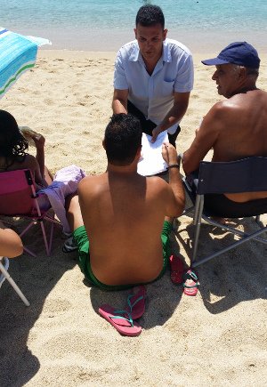 O νέος αντιπεριφερειάρχης Αττικής Γιώργος Καραμέρος με μαγιό μοιράζει φυλλάδια στους τουρίστες στη Νάξο [εικόνες] | iefimerida.gr 0