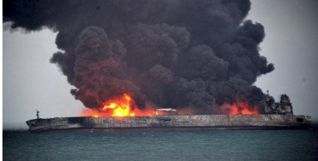 Κινδυνεύει να εκραγεί το ιρανικό δεξαμενόπλοιο -Εντοπίστηκε το πτώμα ενός από τα μέλη του πληρώματος [βίντεο & εικόνες] | iefimerida.gr 0