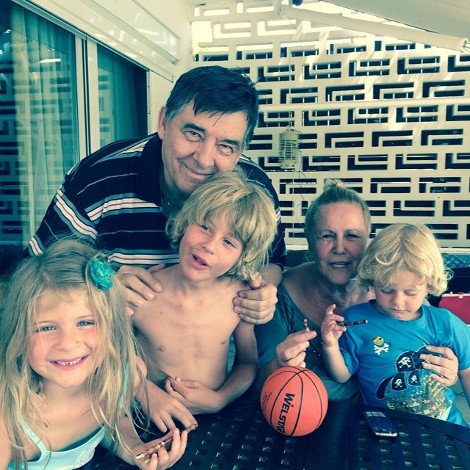 Η πρώτη φωτογραφία του Γιώργου Καρατζαφέρη μετά το «μπαλονάκι» -Αγκαλιά με τα εγγόνια του [εικόνα] | iefimerida.gr 0