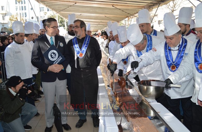 Πάνε για ρεκόρ Γκίνες -Φτιάχνουν τη μεγαλύτερη σοκολατίνα του κόσμου [εικόνες & βίντεο] | iefimerida.gr 2