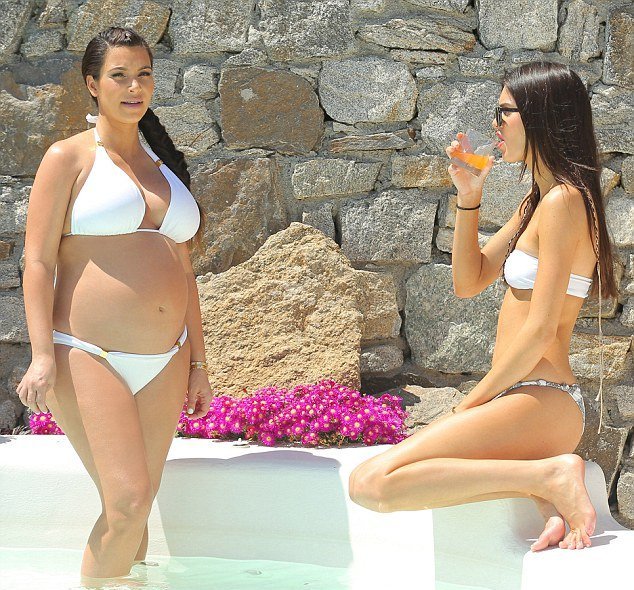 Η μπικινοφορούσα ΧΧL Καρντάσιαν λιάζεται στον Μυκονιάτικο ήλιο [εικόνες]  | iefimerida.gr 1