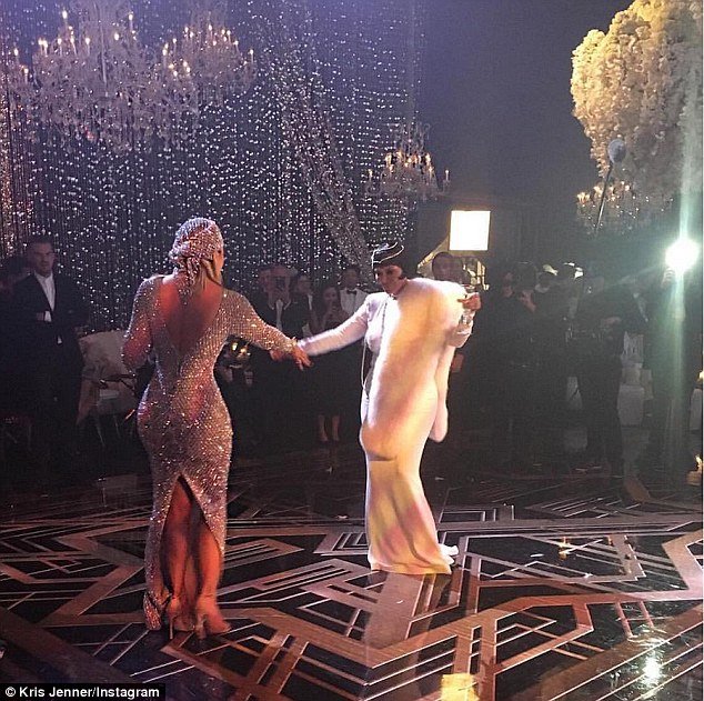 Μέσα στο πάρτι κόστους 2 εκατ. δολαρίων των Καρντάσιαν [εικόνες & βίντεο] | iefimerida.gr 3