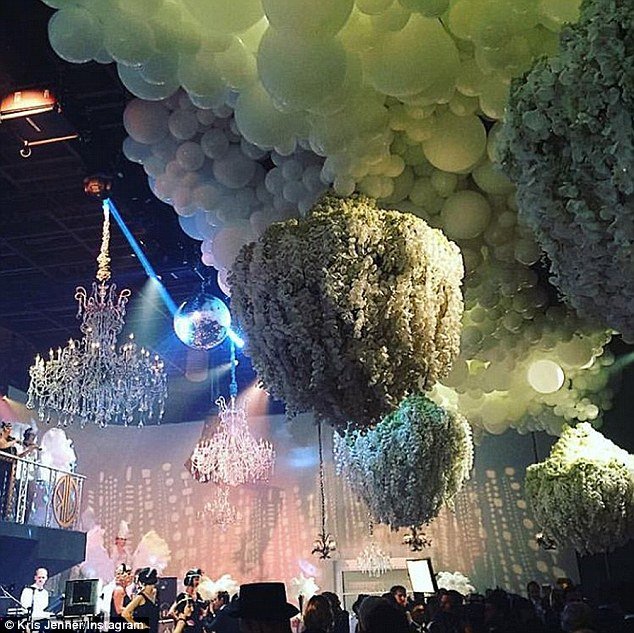 Μέσα στο πάρτι κόστους 2 εκατ. δολαρίων των Καρντάσιαν [εικόνες & βίντεο] | iefimerida.gr 1