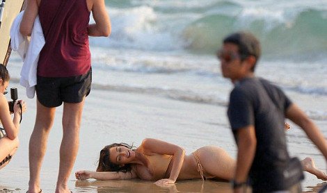 Η Κιμ Καρντάσιαν ποζάρει με στρινγκ -Αυτά είναι τα παραφουσκωμένα οπίσθιά μου [εικόνες] | iefimerida.gr 1