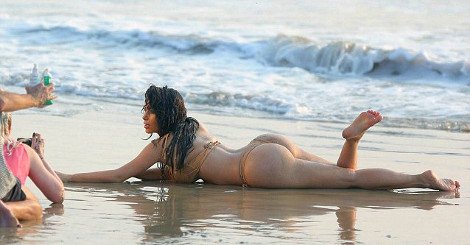 Η Κιμ Καρντάσιαν ποζάρει με στρινγκ -Αυτά είναι τα παραφουσκωμένα οπίσθιά μου [εικόνες] | iefimerida.gr 2