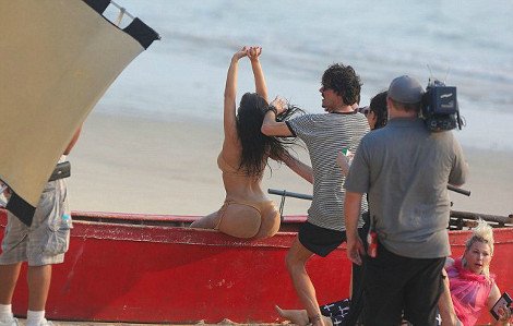 Η Κιμ Καρντάσιαν ποζάρει με στρινγκ -Αυτά είναι τα παραφουσκωμένα οπίσθιά μου [εικόνες] | iefimerida.gr 3