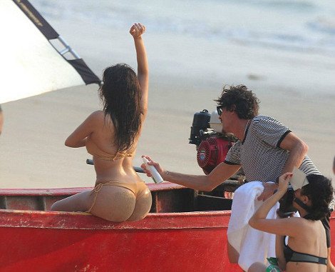 Η Κιμ Καρντάσιαν ποζάρει με στρινγκ -Αυτά είναι τα παραφουσκωμένα οπίσθιά μου [εικόνες] | iefimerida.gr 4