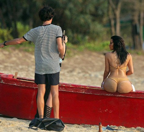 Η Κιμ Καρντάσιαν ποζάρει με στρινγκ -Αυτά είναι τα παραφουσκωμένα οπίσθιά μου [εικόνες] | iefimerida.gr 5