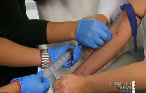 Ανατριχιαστικές εικόνες - Η Κιμ Καρντάσιαν πνίγηκε στο αίμα για χάρη της ομορφιάς [εικόνες] | iefimerida.gr 3