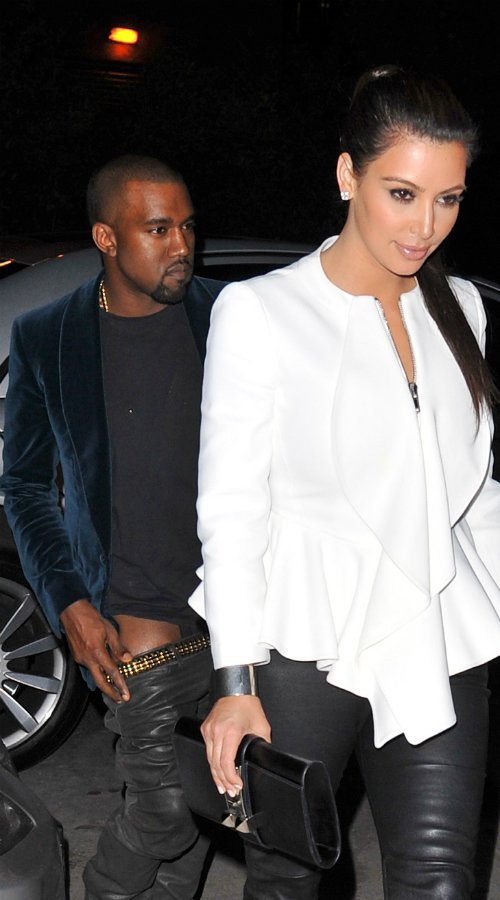 Με κατεβασμένο παντελόνι βγήκε ο Γουέστ από το αμάξι της Καρντάσιαν! [εικόνες] | iefimerida.gr 0