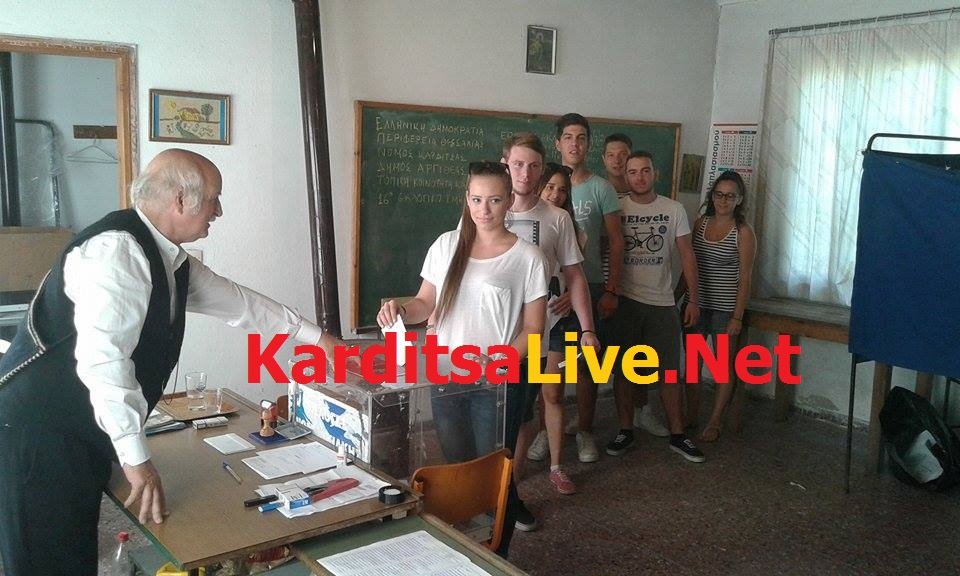 Δικαστικός αντιπρόσωπος πήγε στο εκλογικό τμήμα φορώντας τσαρούχια [εικόνες] | iefimerida.gr 0