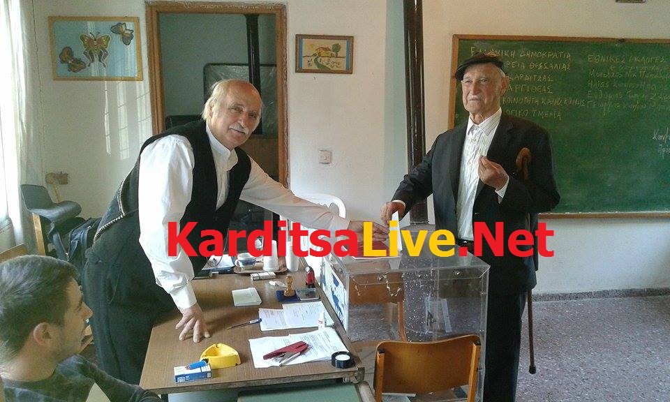 Δικαστικός αντιπρόσωπος πήγε στο εκλογικό τμήμα φορώντας τσαρούχια [εικόνες] | iefimerida.gr 4