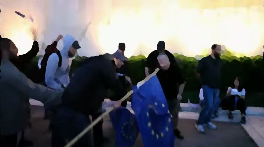 Η επίθεση αντιεξουσιαστών στους διαδηλωτές του «Μένουμε Ευρώπη» [εικόνες & βίντεο] | iefimerida.gr 0