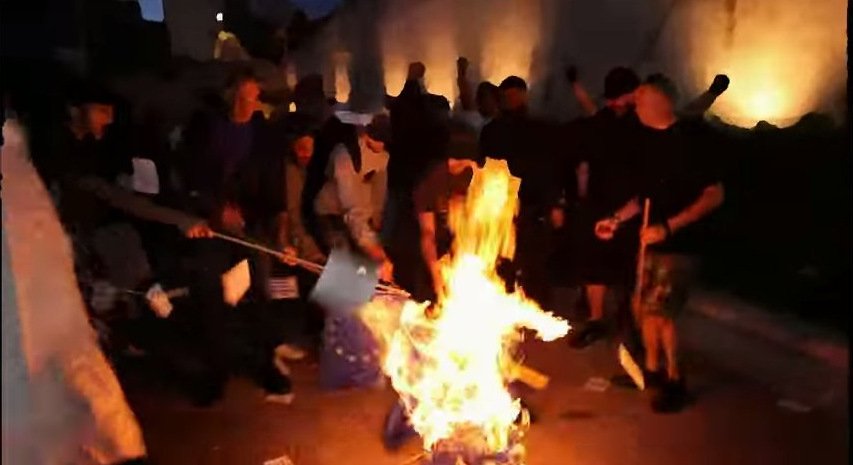 Η επίθεση αντιεξουσιαστών στους διαδηλωτές του «Μένουμε Ευρώπη» [εικόνες & βίντεο] | iefimerida.gr 1