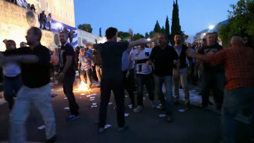 Η επίθεση αντιεξουσιαστών στους διαδηλωτές του «Μένουμε Ευρώπη» [εικόνες & βίντεο] | iefimerida.gr 4
