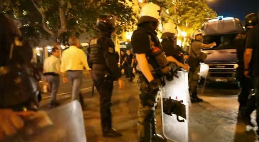 Η επίθεση αντιεξουσιαστών στους διαδηλωτές του «Μένουμε Ευρώπη» [εικόνες & βίντεο] | iefimerida.gr 7