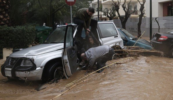 Το Reuters μεταδίδει καρέ-καρέ τη διάσωση γυναίκας από την πρωινή πλημμύρα [εικόνες] | iefimerida.gr 4