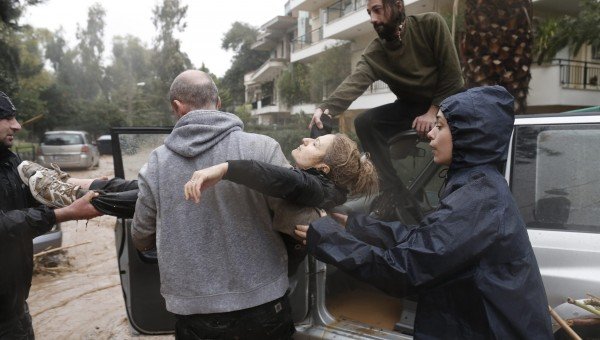 Το Reuters μεταδίδει καρέ-καρέ τη διάσωση γυναίκας από την πρωινή πλημμύρα [εικόνες] | iefimerida.gr 5